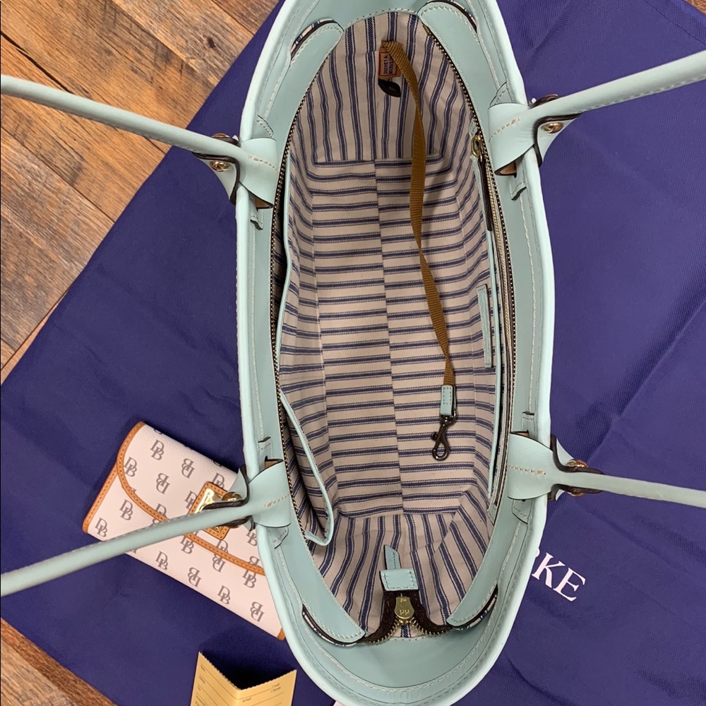 Dooney & bourke purse